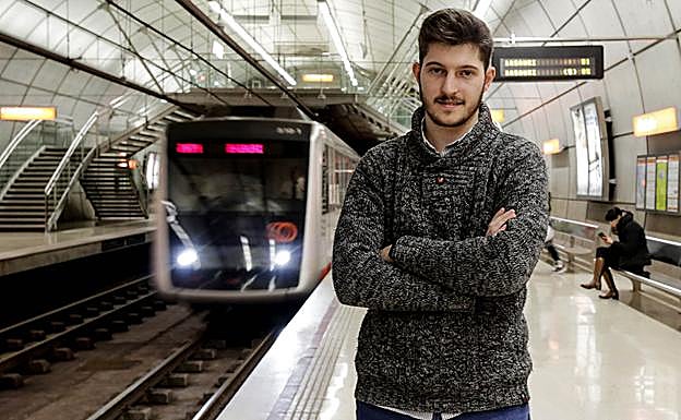Aritz Aguiar salvó la vida a un hombre que intentó tirarse a las vías en la estación de Abatxolo de Portugalete. 