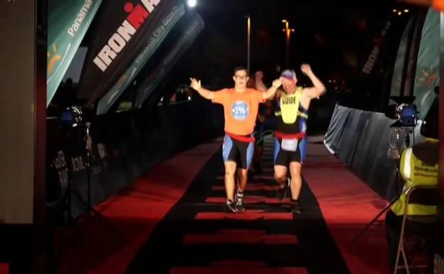 Chris Nikic, el primer atleta con sindrome de Down que completa un Ironman