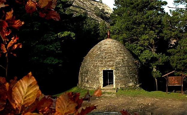 La antigua nevera que abastecía a la comarca se encuentra en la subida del Mugarra.