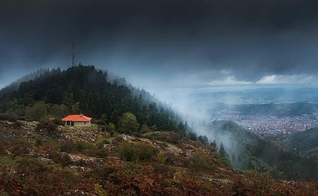 El refugio y las antenas son los elementos más reconocibles del Pagasarri.
