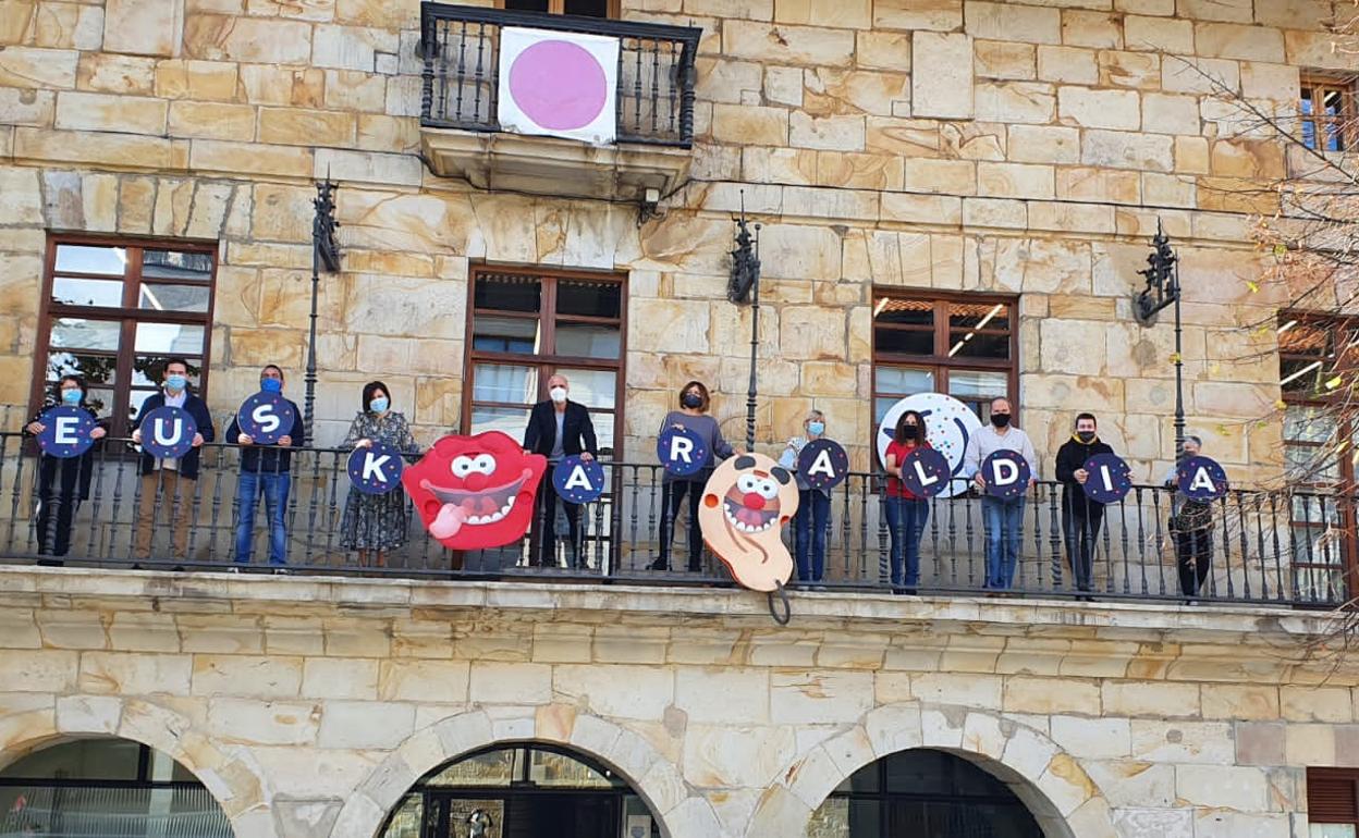 Representante municipales posan con las mascotas de Euskaraldia