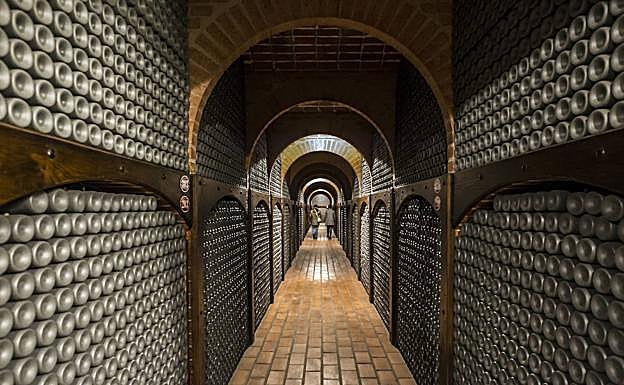 Cientos de botellas aguardan su momento óptimo de crianza.