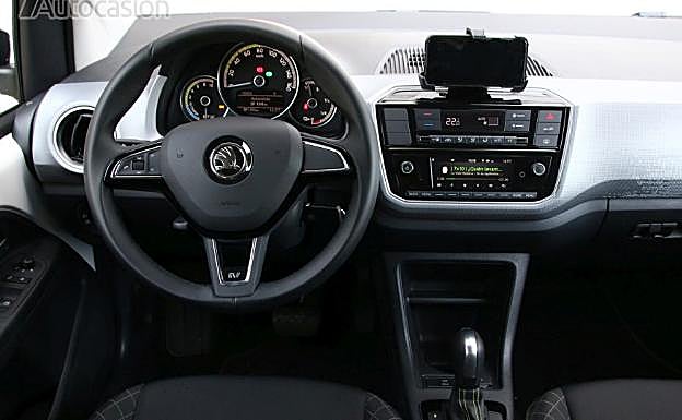 El puesto de conducción es sobrio pero de calidad 