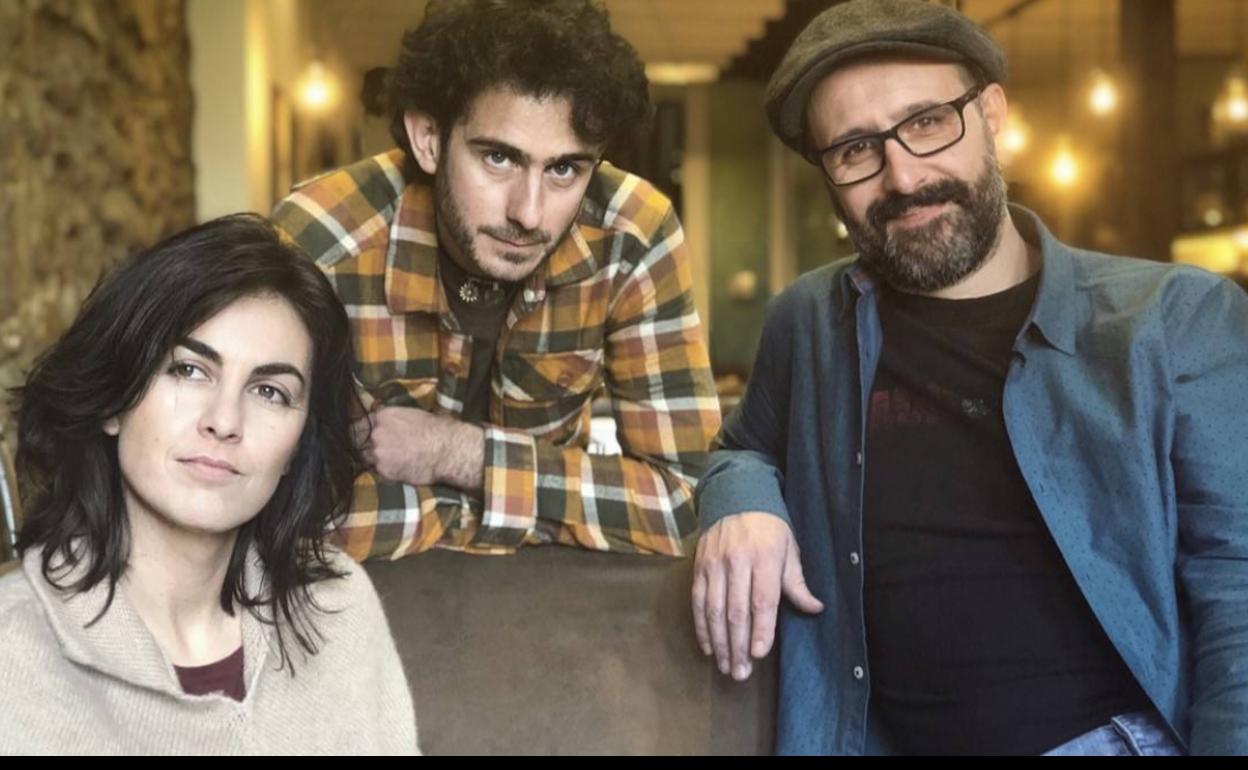 Marta Mas,, Aritz Ibáñez (interpretes) junto al autor y director Miguel Ángel Pérez Ávila. 