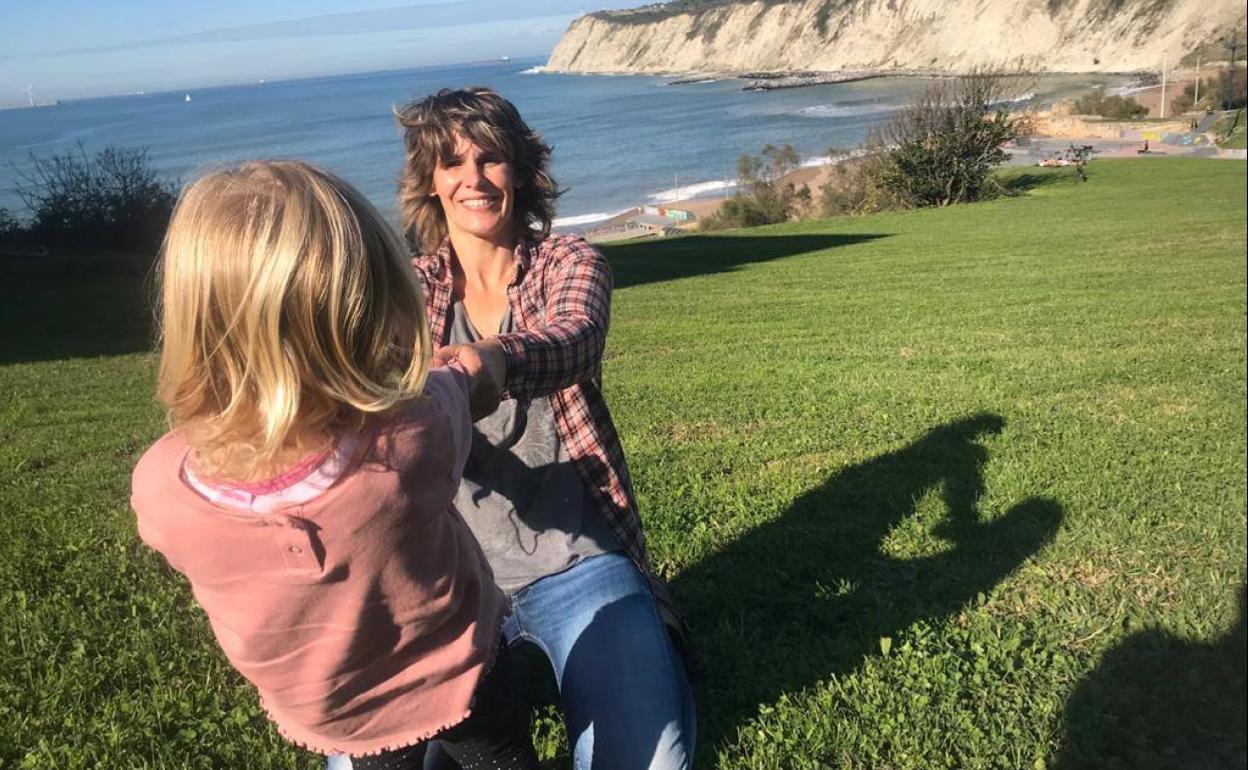 Yahaira junto a su hija Nahia jugando junto a la playa. 