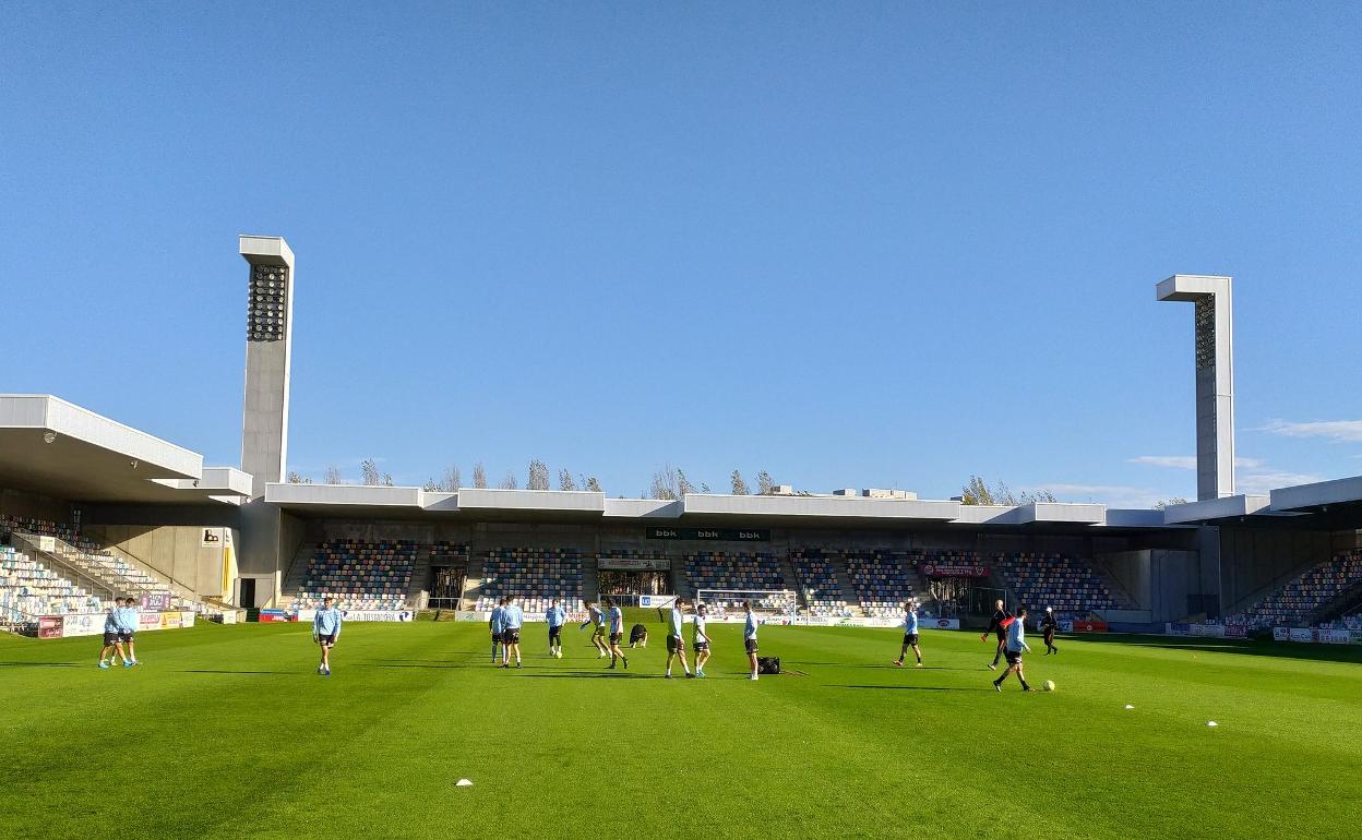 El primer equipo del Barakaldo entrenando esta mañana en Lasesarre 