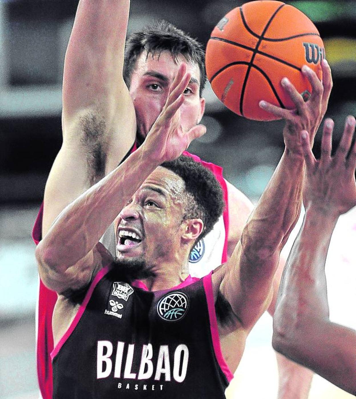 Jaylon Brown, en una entrada a canasta frente al Bamberg. 