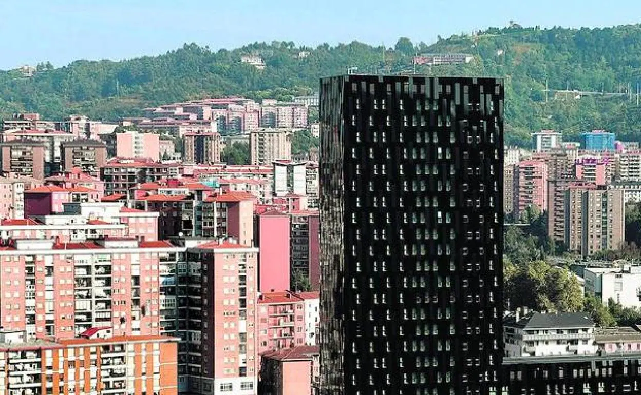 La fachada de la torre destaca sobre el resto de inmuebles de la zona alta de Bilbao, varía su tonalidad según la luz y conserva el calor del interior.. 