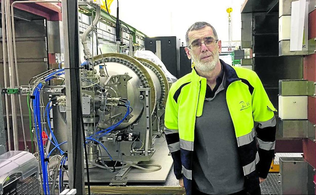 El físico junto al experimento NEXT en Canfranc. 
