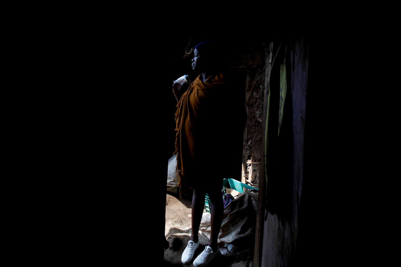 Bosibori dentro de su casa en la aldea de Lindi dentro de los barrios marginales de Kibera en Nairobi, Kenia.