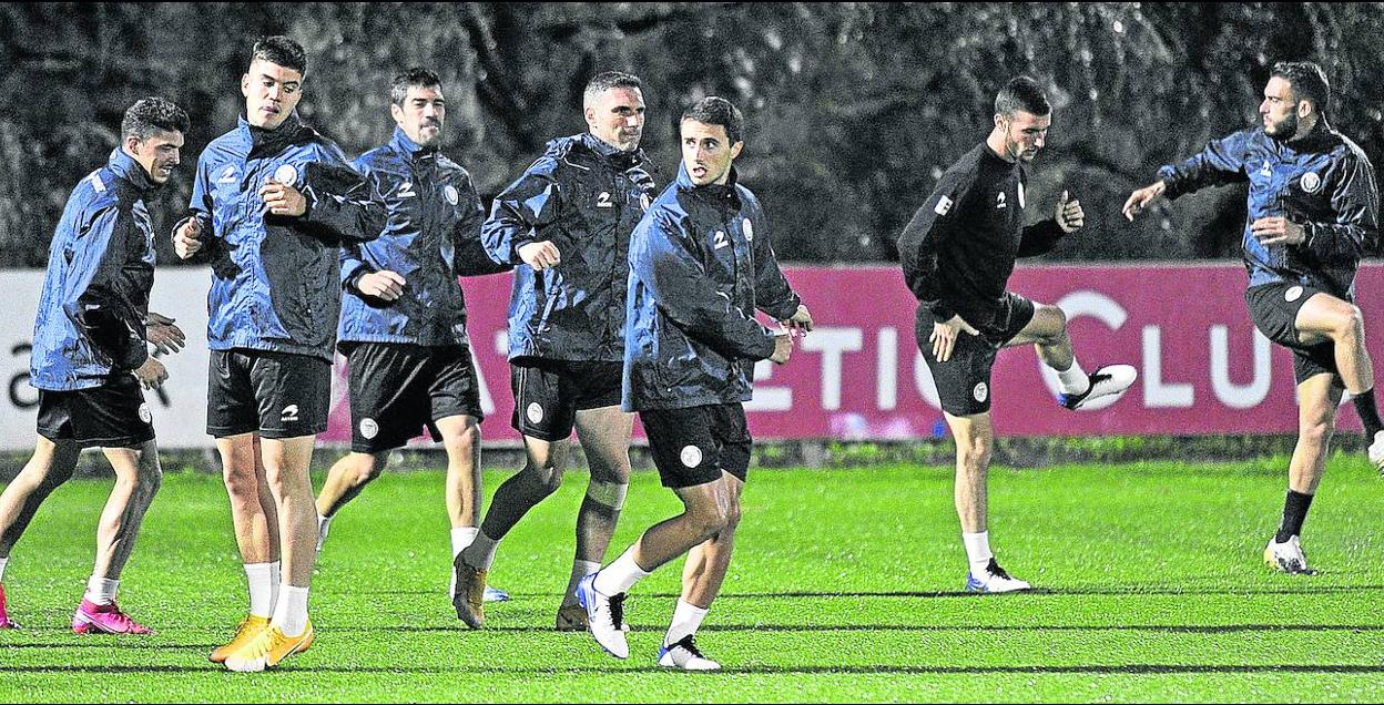 Capa, Agirregabiria, Manu García, Arbilla, Guevara, Torres y Sanjurjo, en el entrenamiento de ayer en Lezama. 