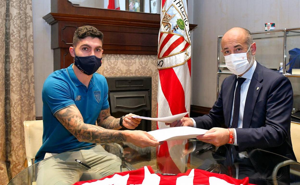 Unai Nuñez y Aitor Elizegi, durante la firma del contrato en Ibaigane.