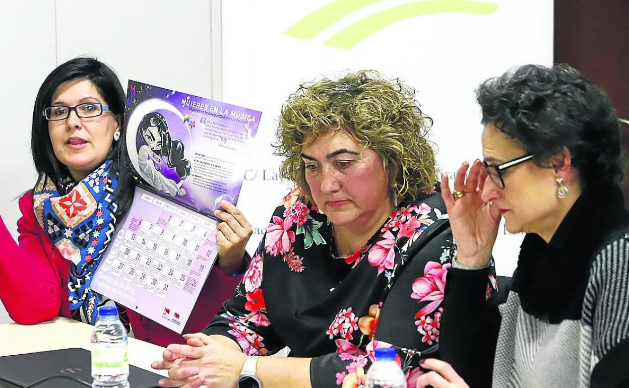 La concejala de Igualdad, Begoña González (en el centro) en un acto antes de la pandemia. 