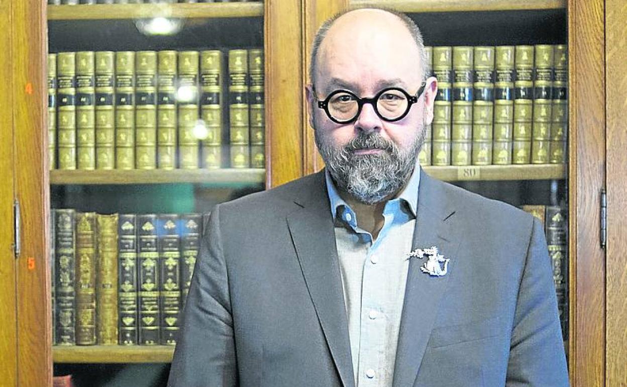 Zafón en la biblioteca de la Sociedad Bilbaína, en 2016. 