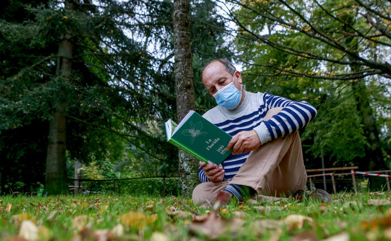 Mario Sáenz de Buruaga posa en uno de los jardines de La Florida con el libro.