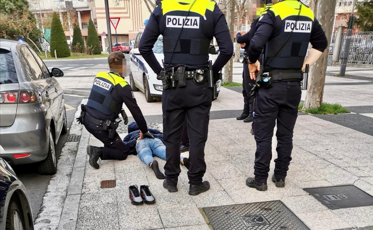 Policías locales con un ladrón en otra actuación ajena a esta información. 