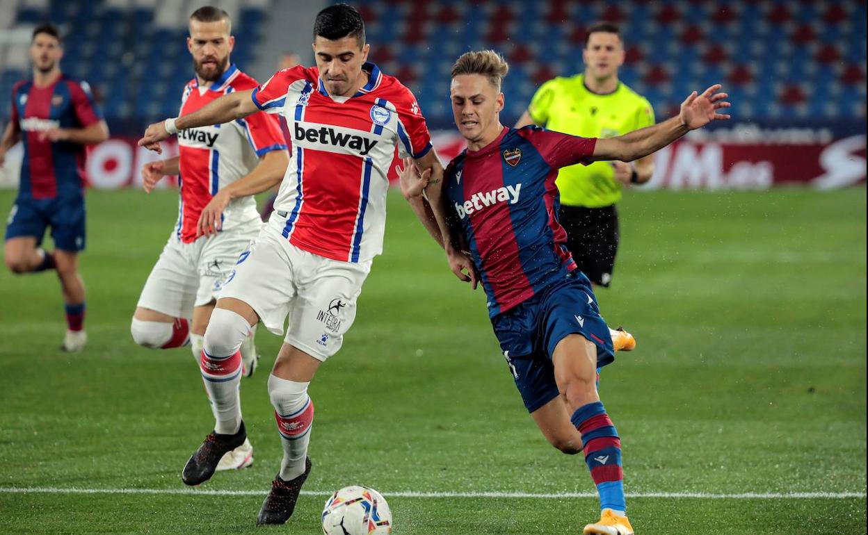 Battaglia pugna con un rival en el Levante-Alavés. 