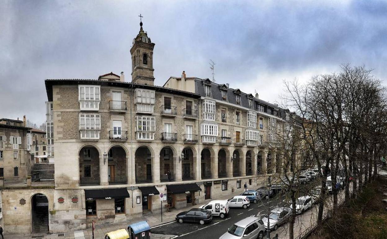 Varios edificios emblemáticos de Vitoria se iluminan de rojo por el Día Internacional del Síndrome 22q11