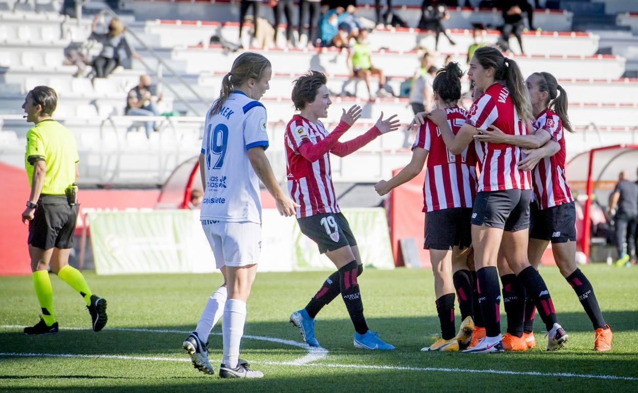 Varias jugadoras rojiblancas celebran uno de los dos tantos de Lucía García, máxima goleadora del Athletic con seis dianas hasta el momento. 