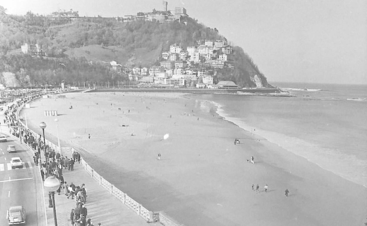 Cadena humana. Movilización de Gesto por la Paz realizada el 31 de diciembre de 1989 en San Sebastián. 