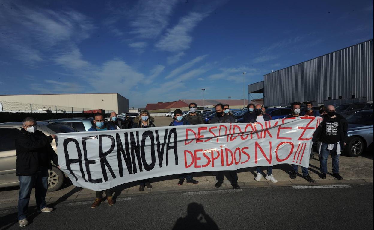 Miembros del comité de Aernnova tras la reunión del pasado miércoles en la que conocieron los planes de la empresa de hacer 101 despidos.