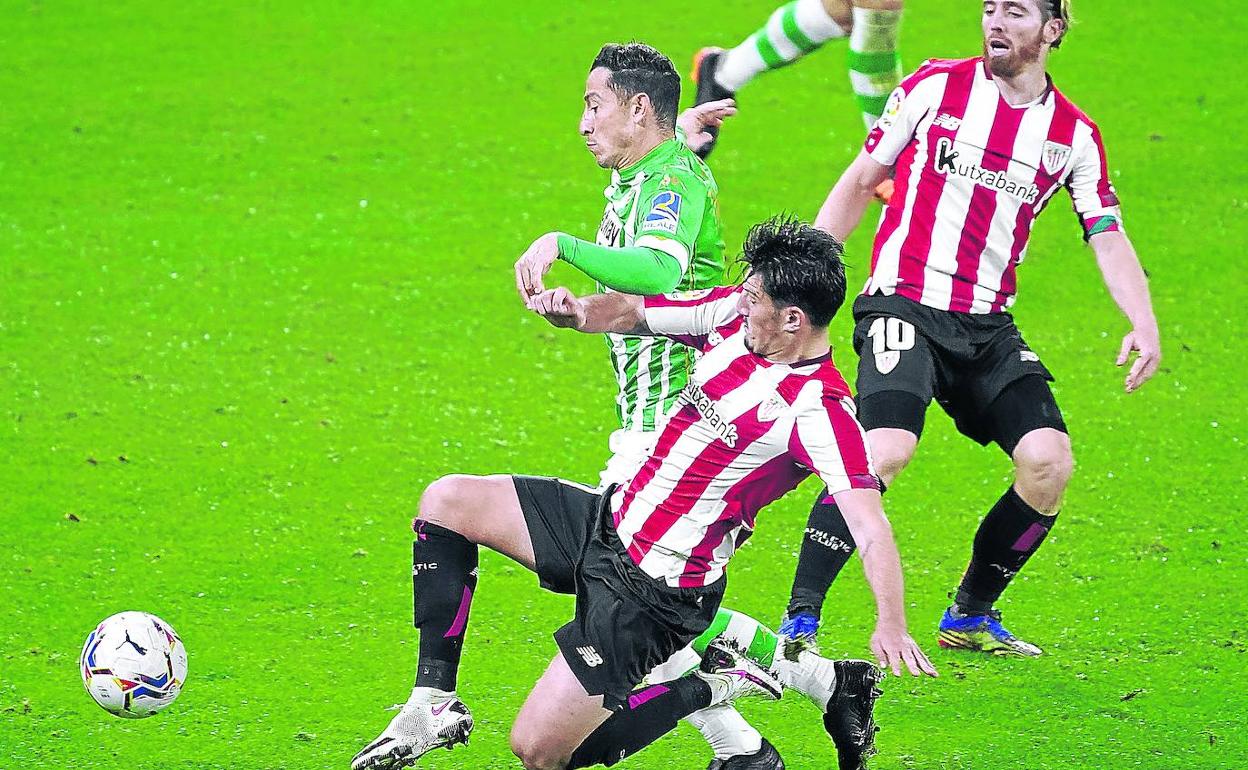 Unai Vencedor trata de frenar una internada del bético Guardado, quien entró en la segunda parte