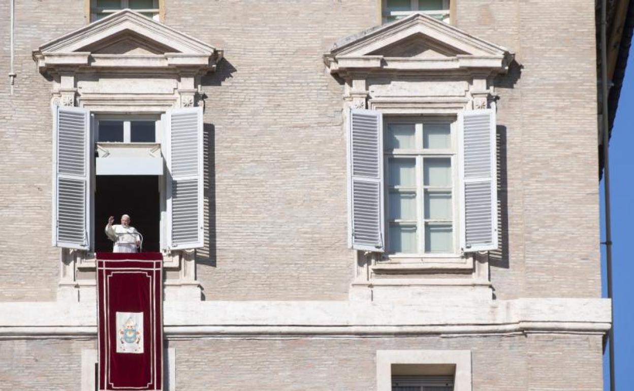 El Papa Francisco saluda en el Vaticano 