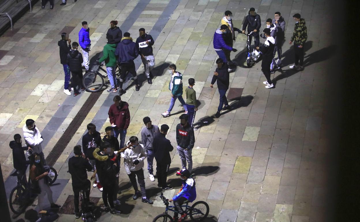 La Policía Local multa a 122 jóvenes en Ibaiondo durante el fin de semana