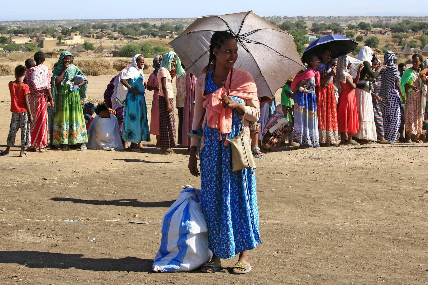 Los refugiados etíopes que huyeron de los combates en la región de Tigray se reúnen al llegar a un centro de recepción en el área de Hamdayit, en el estado de Kassala, en el este de Sudán.