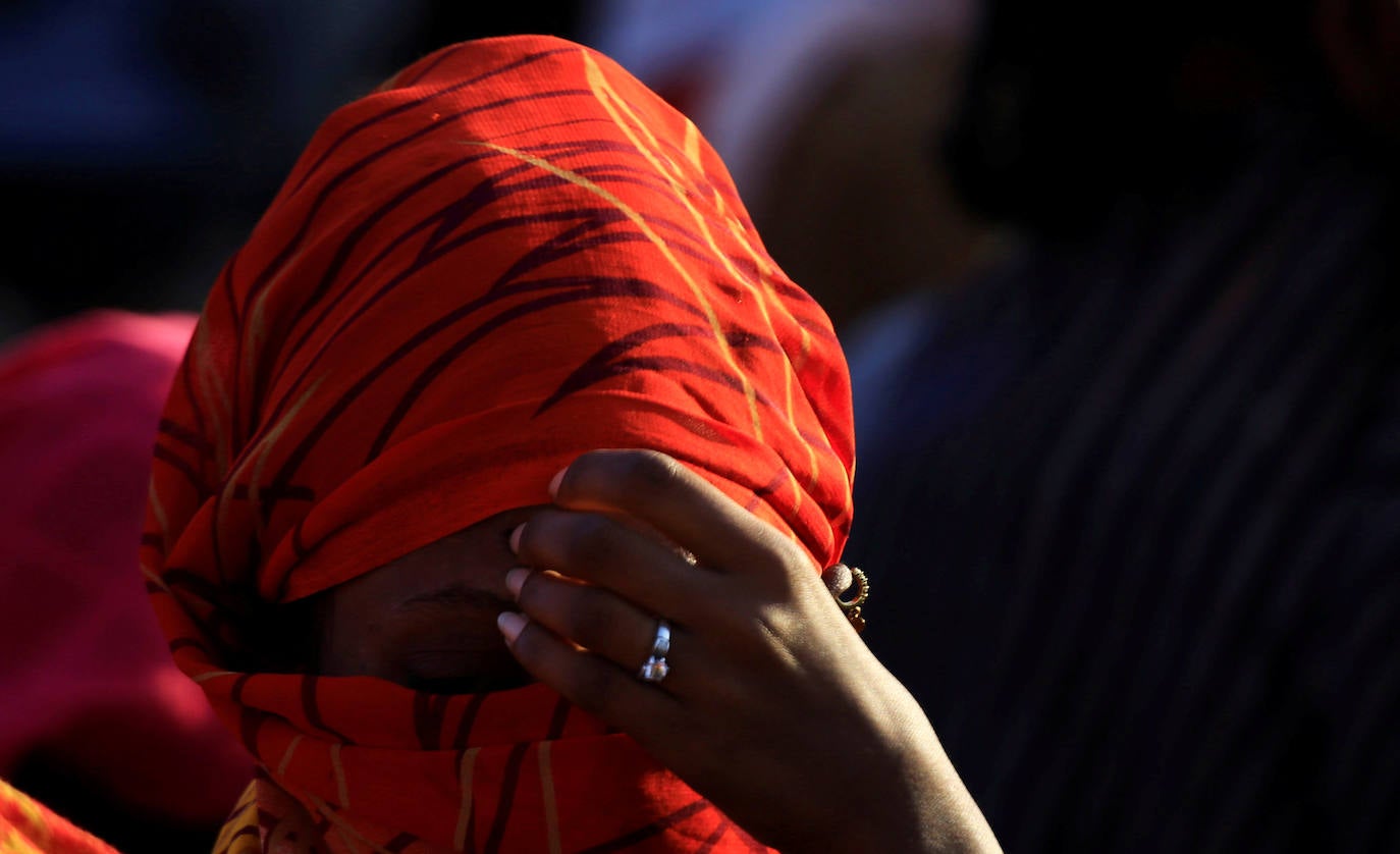 Una mujer etíope que huyó de los combates en curso en la región de Tigray, se encuentra en la aldea de Hamdayet cerca de la frontera entre Sudán y Etiopía, en el estado oriental de Kassala.