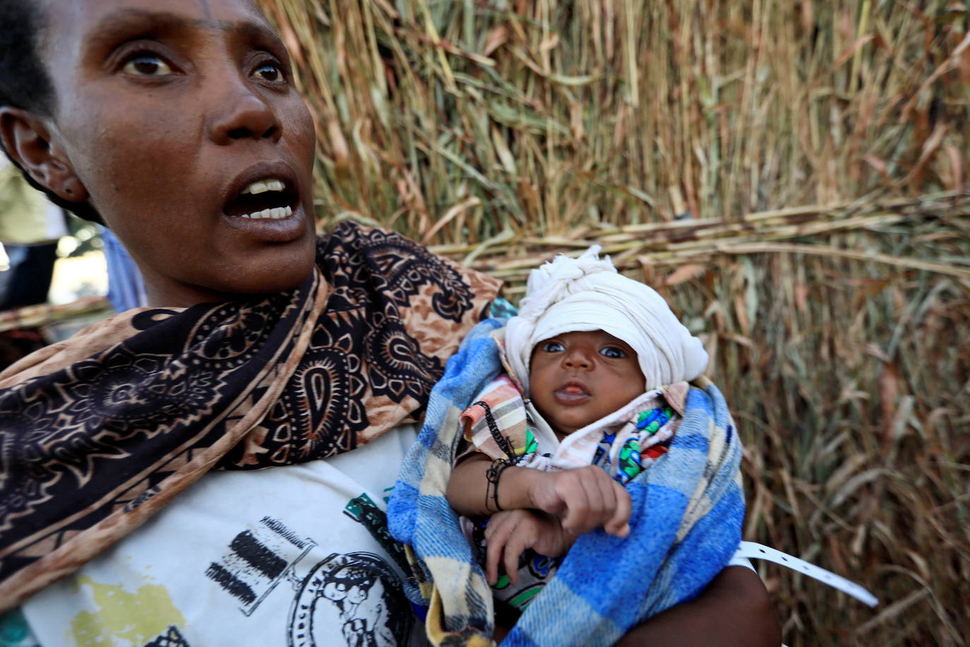 Una refugiada etíope que huye de los combates en curso en la región de Tigray, sostiene a su bebé recién nacido en el campamento de Um-Rakoba, en la frontera entre Sudán y Etiopía, en el estado de Al-Qadarif.