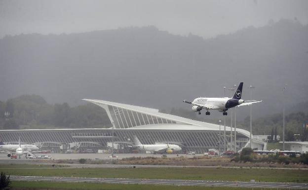 Un avión toma tierra en Loiu, con el aeropuerto en plena actividad, en una imagen de archivo. 