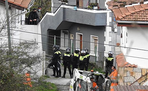 Los agentes de la Policía de Bilbao custodia a los obreros. 