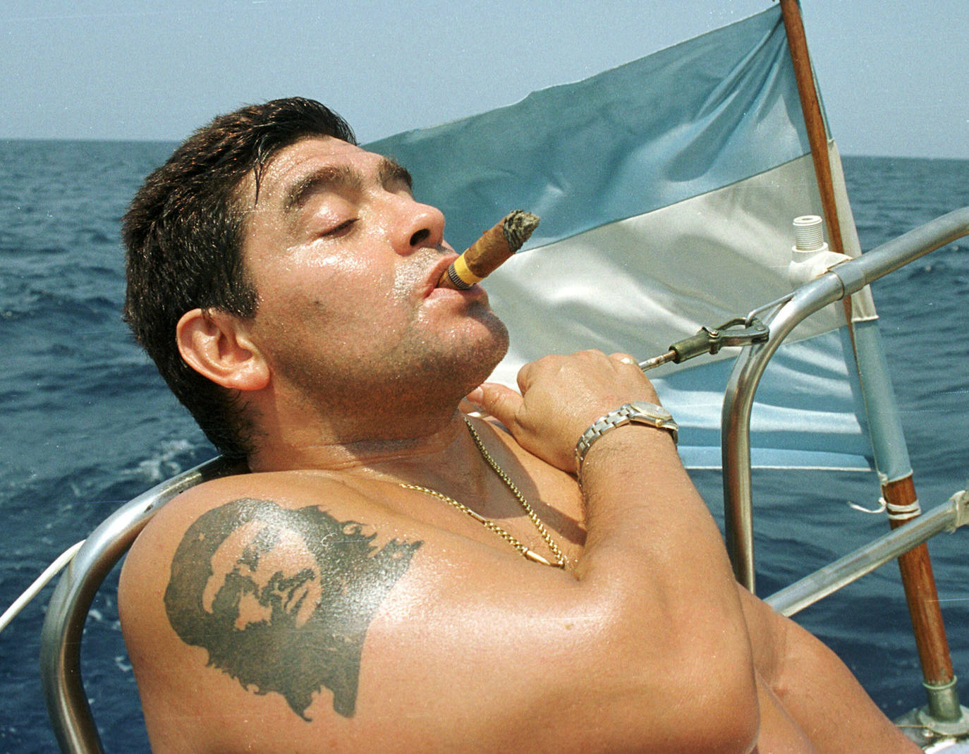 Maradona, fuma un puro en las aguas de La Habana, Cuba, el 8 de abril del 2000.