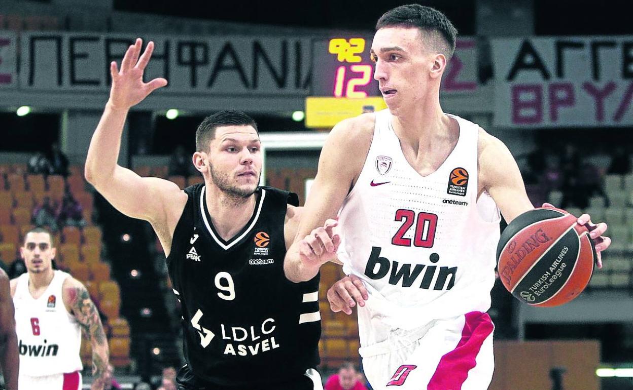 Pokuševski bota el balón en su único partido de la temporada pasada, frente al Asvel. 