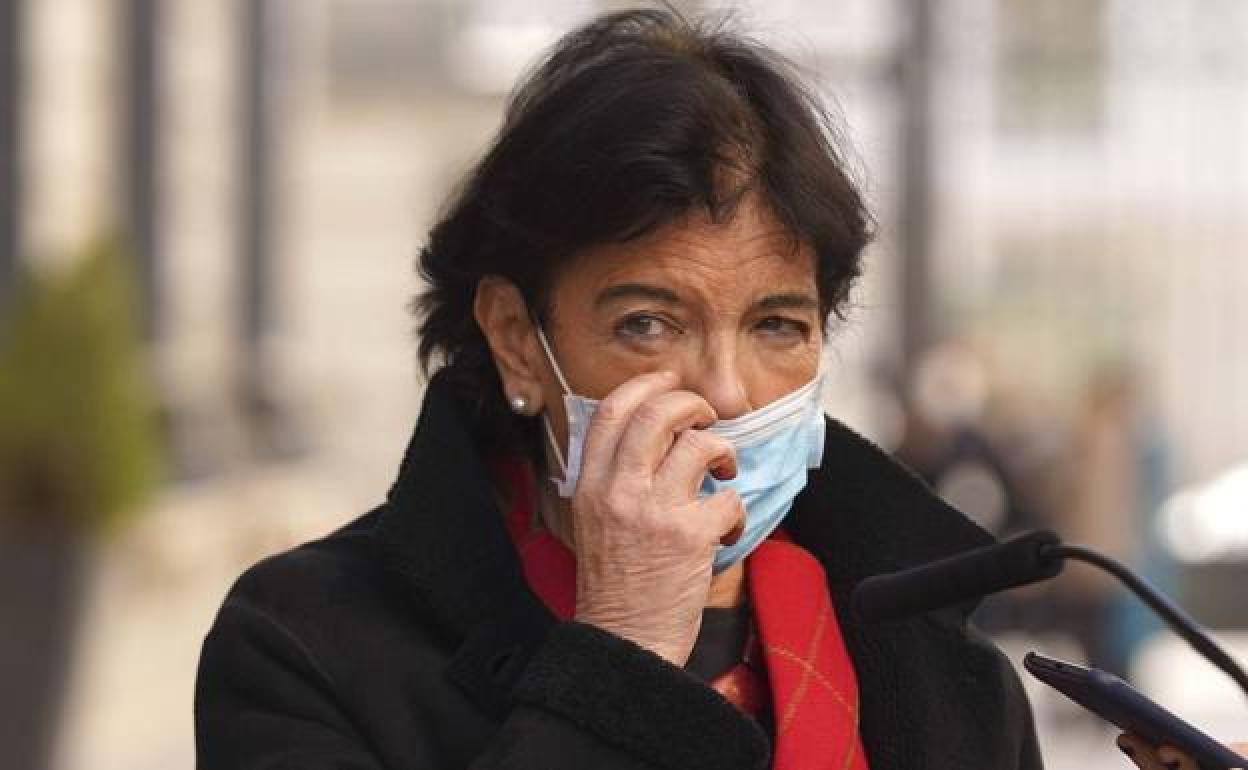 La ministra de Educación, Isabel Celaá, a la salida del Congreso de los Diputados . 