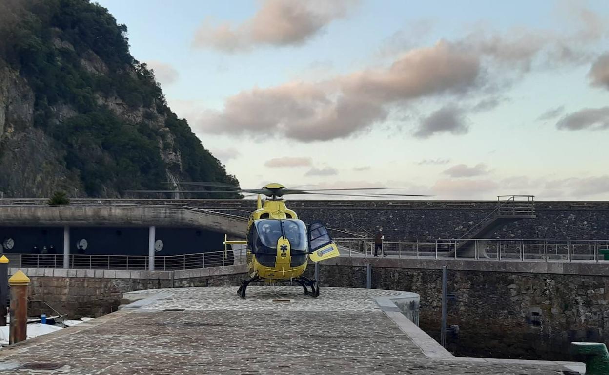 Una aeronave realiza pruebas de aterrizaje y despegue en el helipuerto de Elantxobe.