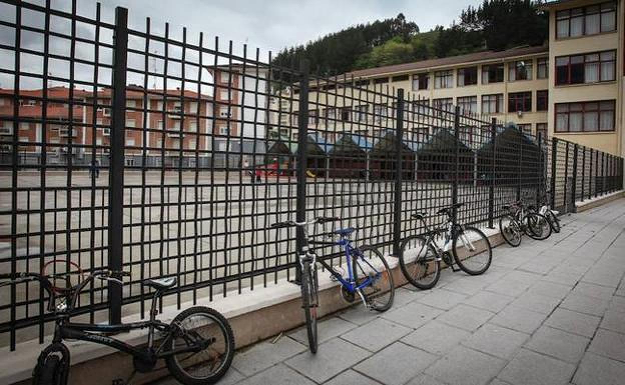 Vista exterior de la ikastola Txomin Agirre de Ondarroa donde se realizará el cribado