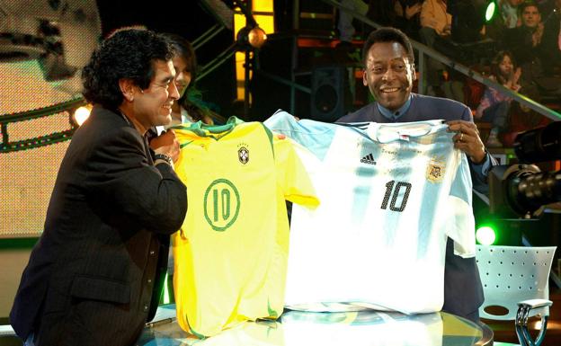 Maradona y Pelé, en 2005. 