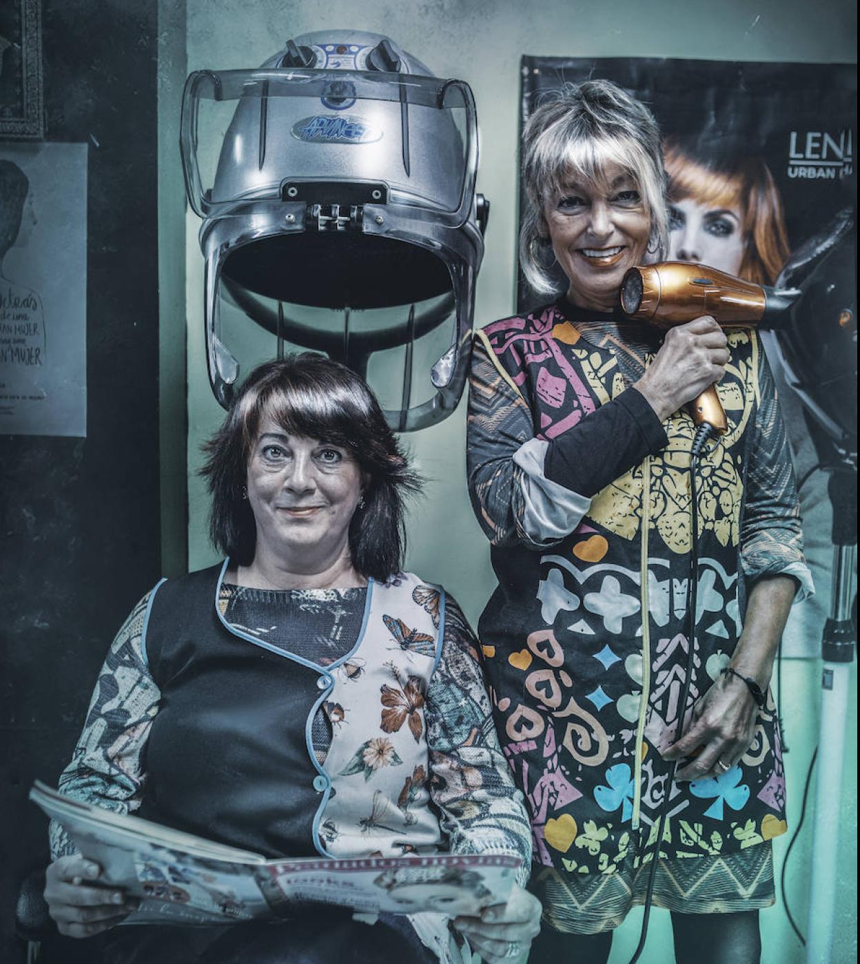 Las peluqueras Lucía y Maribel, que regentan una peluquería en la calle Aretxaga.