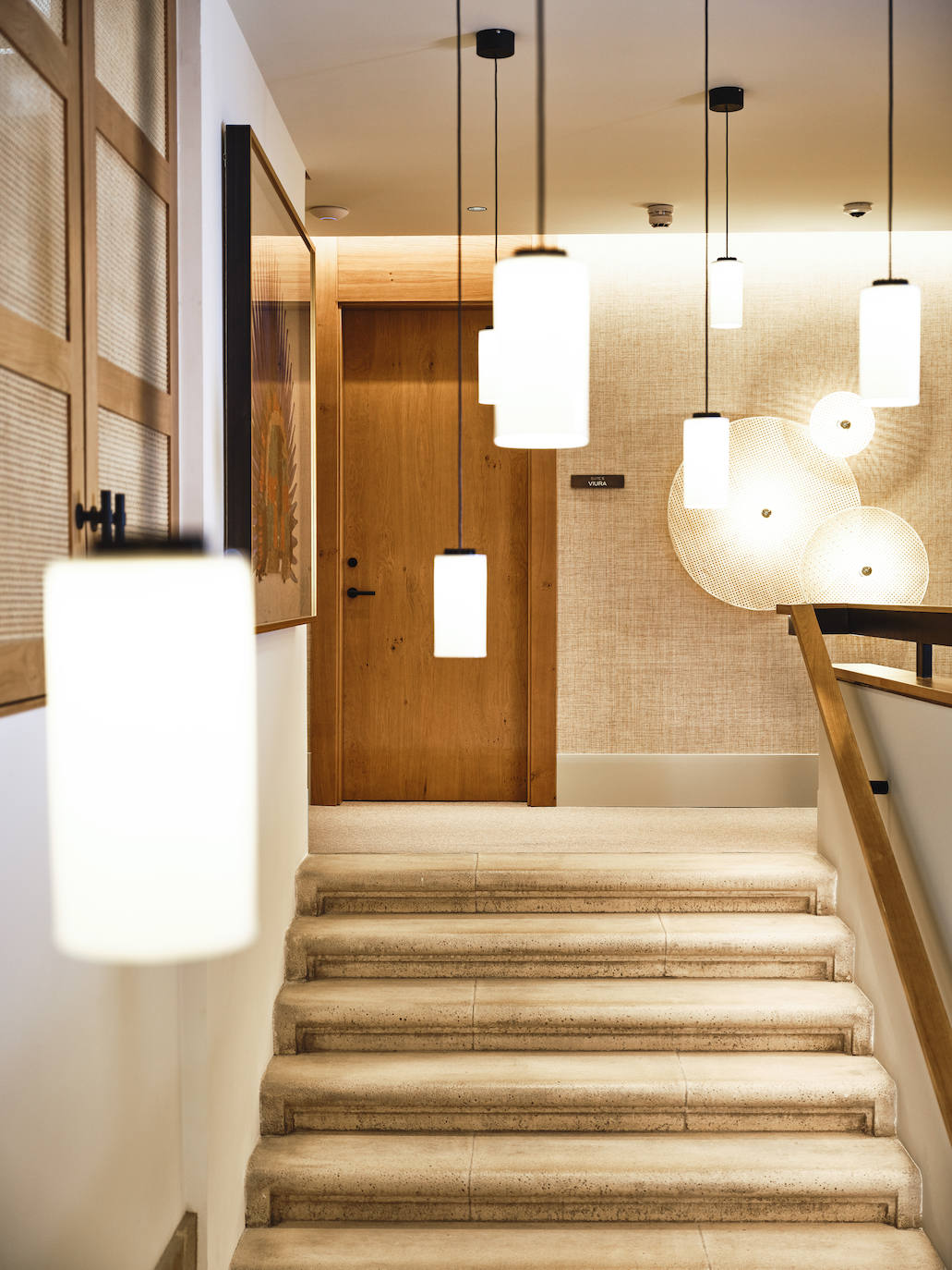 Aunque el interior del edificio se derribó prácticamente por completo para la construcción del hotel, la escalera de piedra, por la que se accede a la primera planta, se conservó.