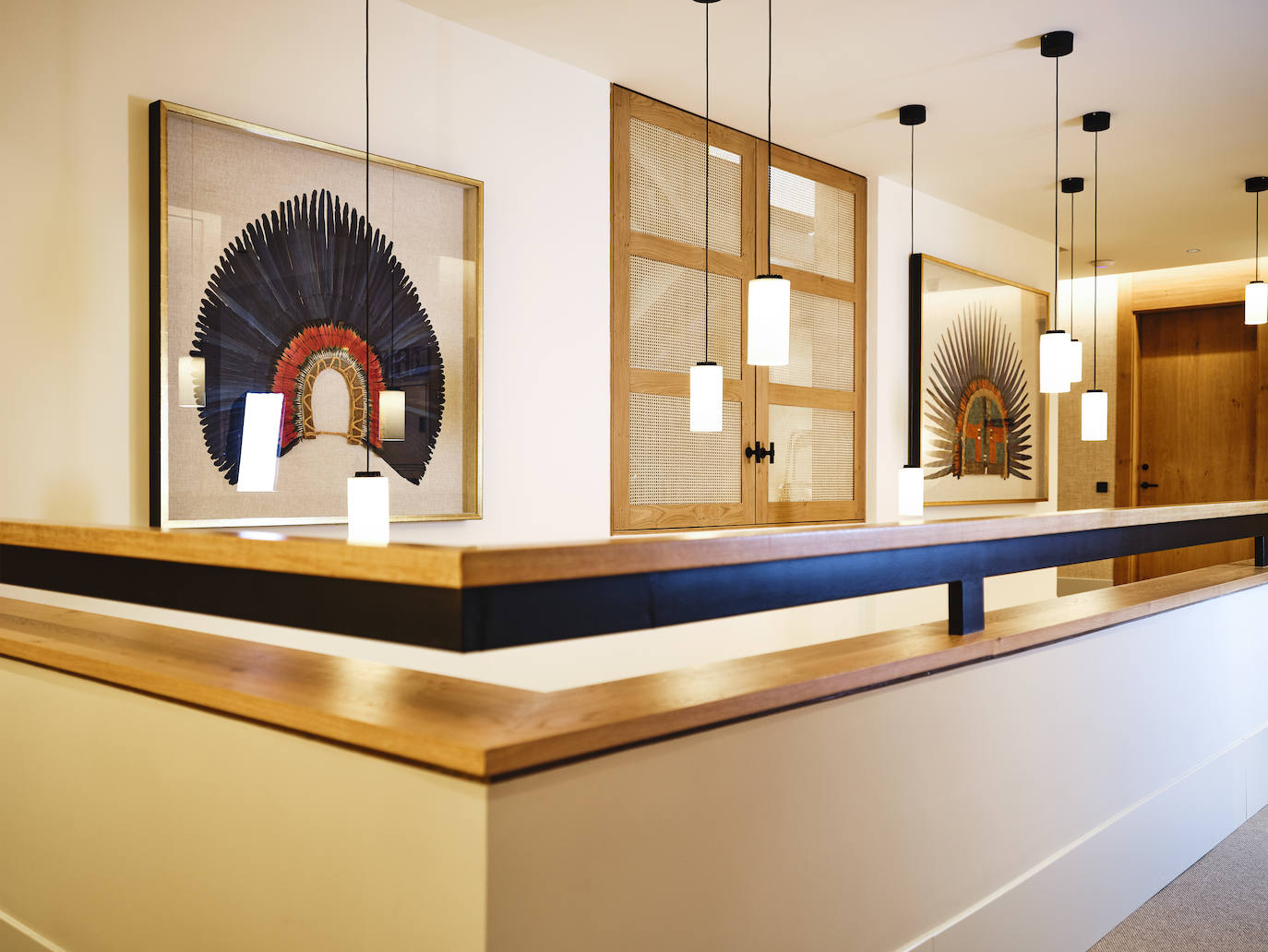 Las paredes de los pasillos y de la primera planta también han sido aprovechadas para colgar piezas de gran valor. De cada detalle se ha encargado la baronesa Rothschild.