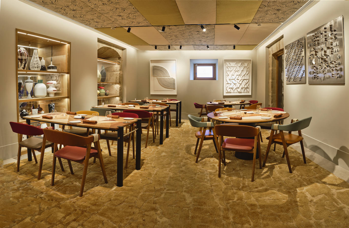 Con una capacidad para 44 comensales y otros 24 en la parte exterior, el restaurante está dirigido por el cocinero valenciano Pedro Vicente. Se formó en Boston en el prestigioso 'Le cordon bleu college of culinary arts'.