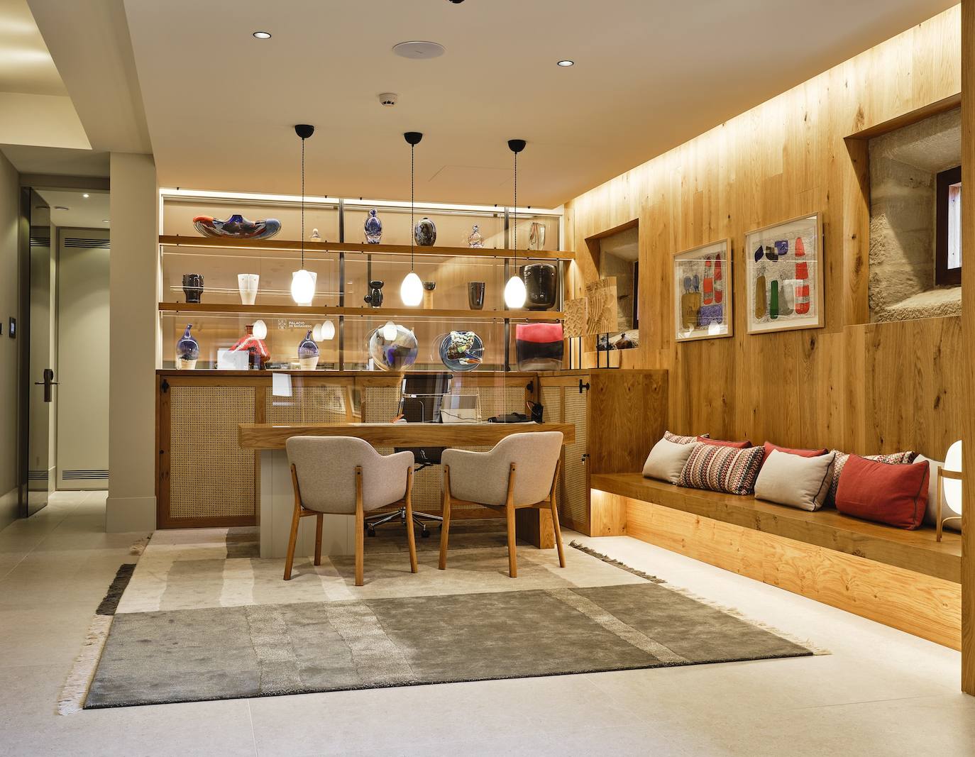 Como en el resto del hotel, la decoración da muestra de la singularidad del recinto. Jarrones de cristal de murano, vasijas del norte de África o alfombras indias son algunas de las piezas que se distribuyen por el edificio. Muchas forman parte de la colección de la baronesa Arianne de Rothschild.