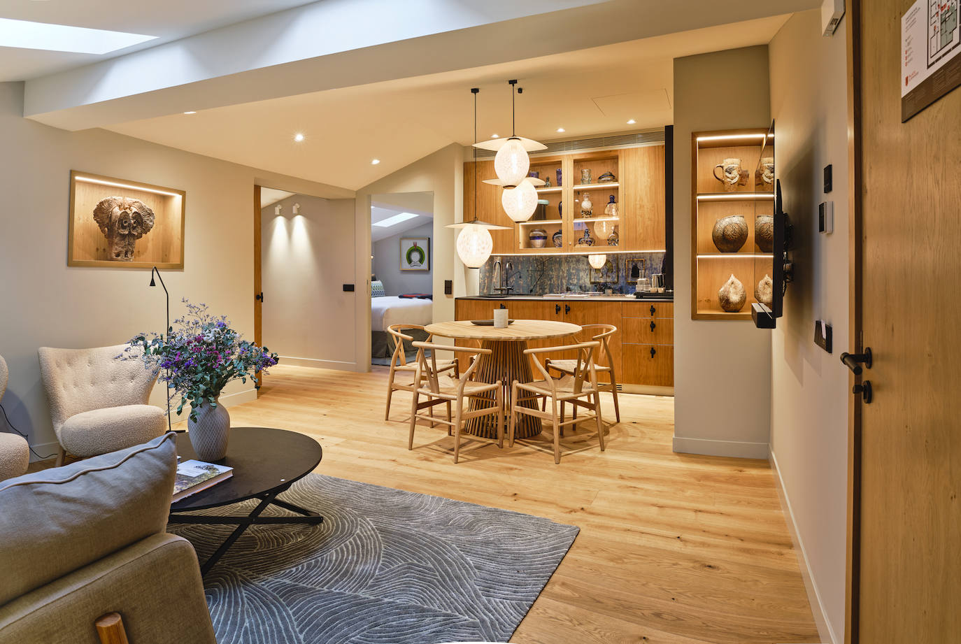 El hotel Palacio de Samaniego cuenta con nueve habitaciones, siete suites y dos dobles. Todas ellas tienen nombre de variedades de uva como chardonnay, tempranillo, viura o garnacha. 