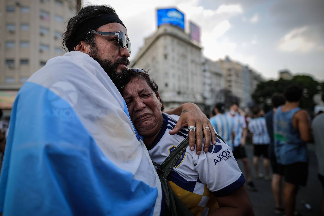 Una mujer llora por la muerte de Diego Armando Maradona hoy, en el Obelisco en Buenos Aires (Argentina). 