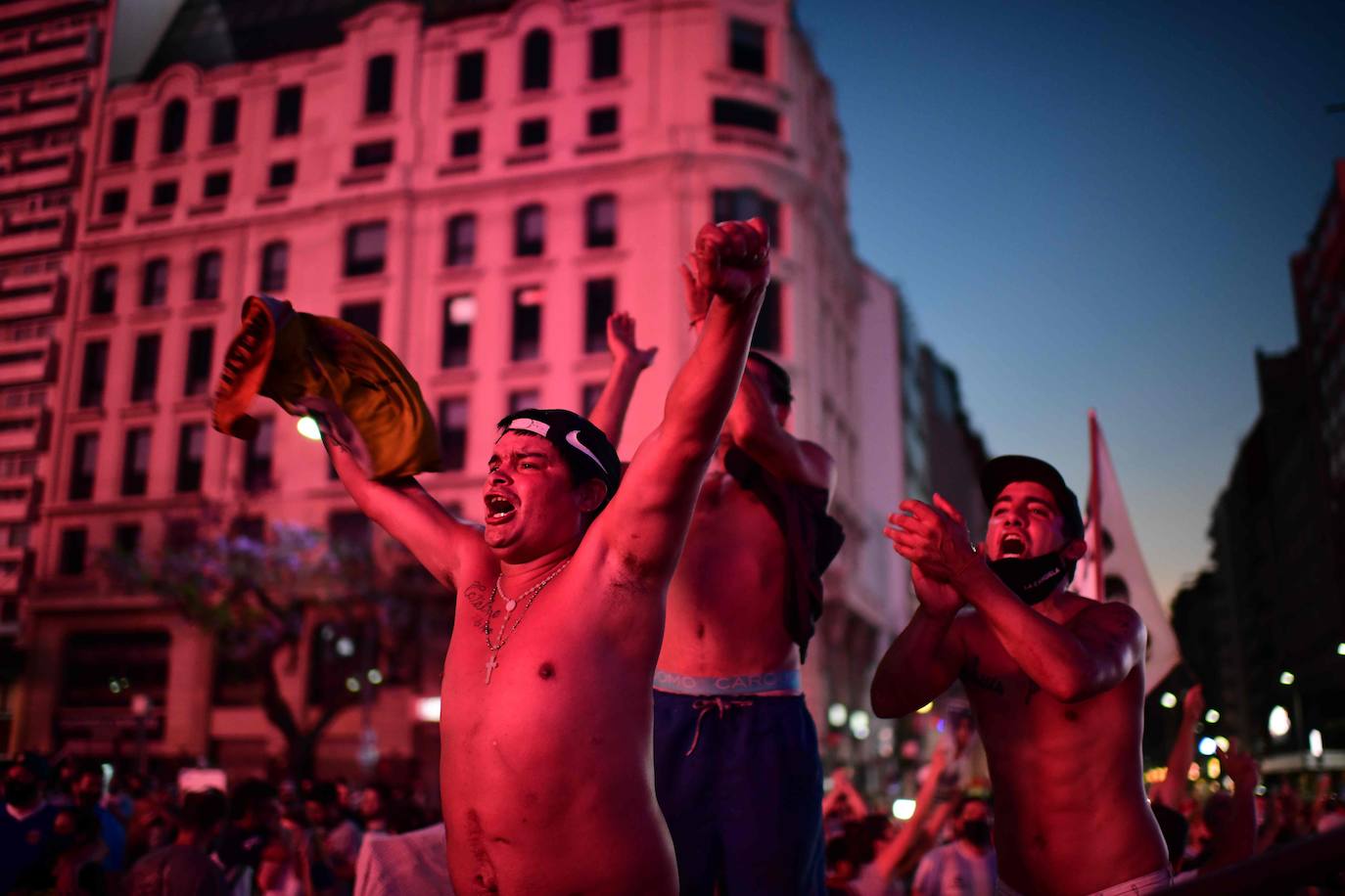 Los fanáticos de la leyenda del fútbol argentino Diego Maradona se reúnen junto al Obelisco para rendir homenaje el día de su muerte en Buenos Aires.