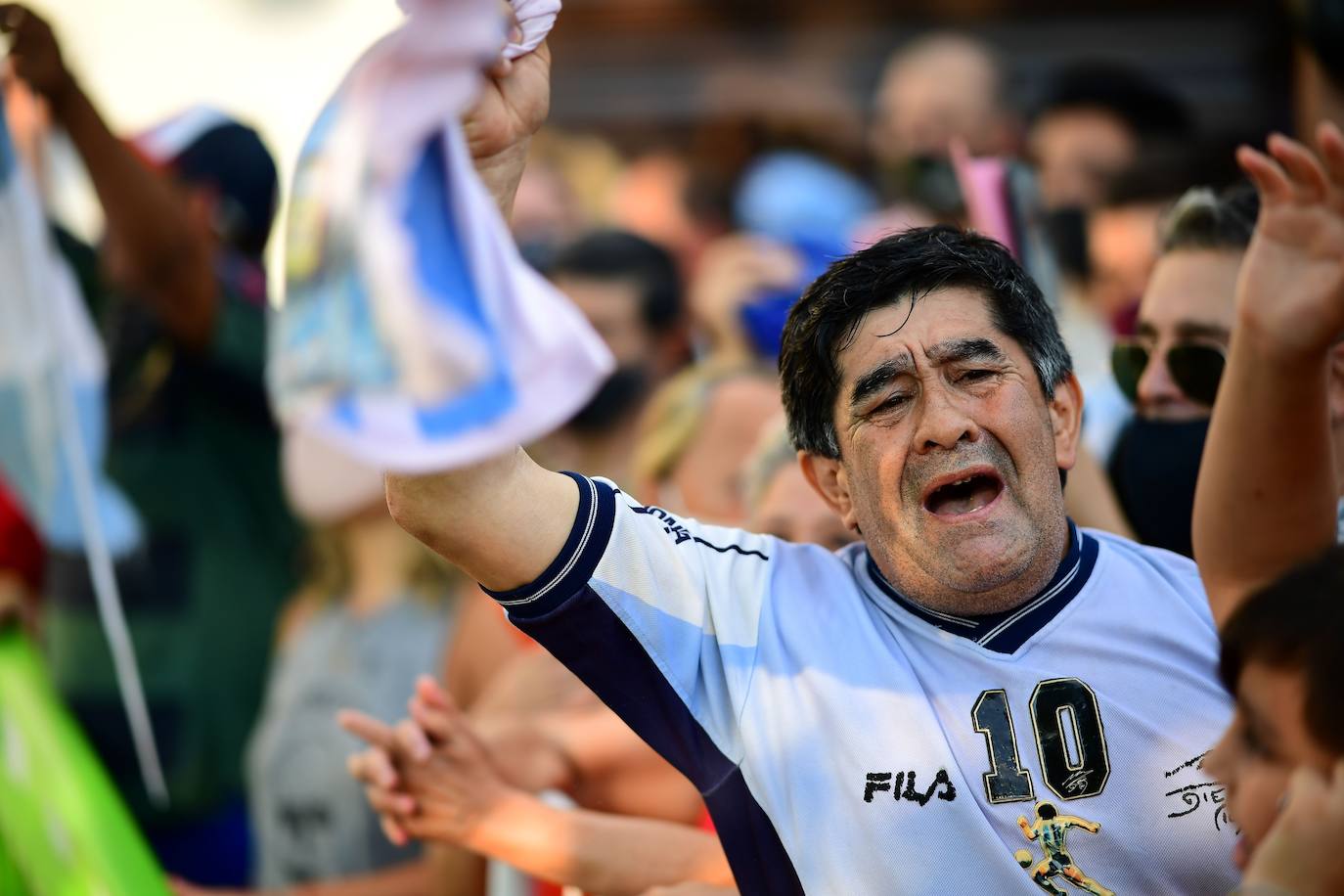 Los aficionados se reúnen frente a la morgue donde el cuerpo del fallecido astro del fútbol argentino Diego Maradona será sometido a una autopsia "para establecer la causa de la muerte" -como dijo el fiscal John Broyard-, en San Fernando, provincia de Buenos Aires.