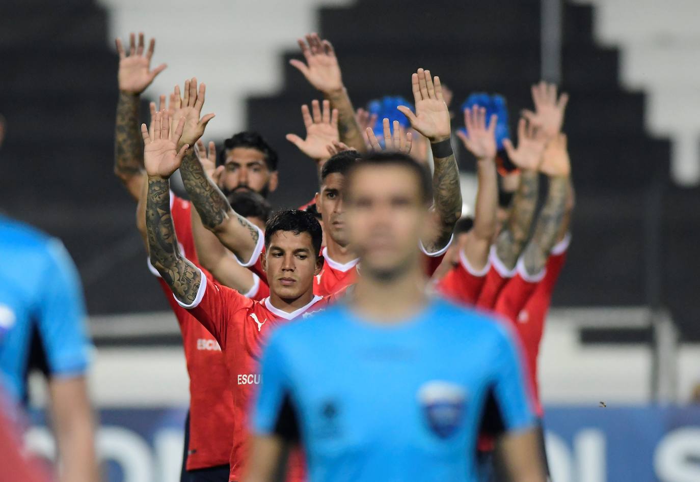 Jugadores de Independiente hoy, durante un partido de octavos de final de la Copa Sudamericana, entre el Fénix uruguayo y el Independiente de Argentina, en el estadio Parque Viera de Montevideo (Uruguay). 