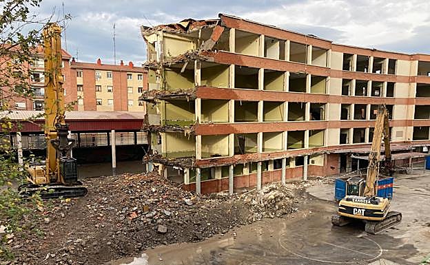 Derribo del instituto Trueba de Barakaldo. 
